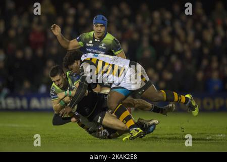 Tiernan O'Halloran von Connacht wurde von Ashley Johnson von Wesps während des European Rugby Champions Cup-Spiels 4 zwischen Connacht Rugby und Wespen am 17. Dezember 2016 auf dem Sportplatz in Galway, Irland, angegangen (Foto: Andrew Surma/NurPhoto) *** Bitte benutzen Sie die Gutschrift aus dem Credit Field *** Stockfoto