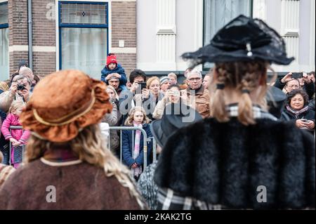 Wie in jedem Jahr um dieses Datum, erlebt die Welt des englischen Schriftstellers Charles Dickens aus dem 19.. Jahrhundert in der schönen niederländischen Stadt Deventer wieder. Dieses Jahr am 17. Und 18. Dezember werden mehr als 950 Charaktere aus den berühmten Büchern von Dickens wiederbelebt. Oliver Twist, Scrooge, Marley und Mr. Pickwick, sie alle sind da. Vagabunden betteln, Diebe stehlen. Sie riechen den Punsch, Puffkartoffeln und geröstete Kastanien. Wohlhabende Damen und Herren mit Top-Hüten ziehen auf den Straßen herum. Weihnachtslieder gehen von Tür zu Tür. Die Kulisse des Festivals besteht aus historischen Gebäuden und Stockfoto