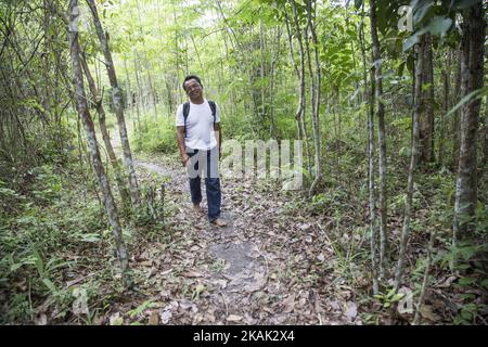 Art und Weise Missions-, Lampung, 18. Dezember 2016: Mr NAZARUDDIN auf seinem Weg von ERU Camp, nachdem seine Männer betreut. Elefant reagieren Unit (ERU) ist eine Sub-Organisation unter indonesische Ministerium für Umwelt finanziert Non Government Organization: Asiatische Elefanten unterstützen, Elephant Foundation International Wildlife Without Borders und WTG (Welttierschutz Geselichaft e.V) ohne Unterstützung von der indonesischen Regierung im Jahr 2010 gegründet und befindet sich im Nationalpark Way Kambas-Lampung-Indonesien. Herr NAZARUDDIN Koordinator der ERU führen Hunderte von Mitarbeiter- und Voulenteers im Nationalpark bei der Stockfoto