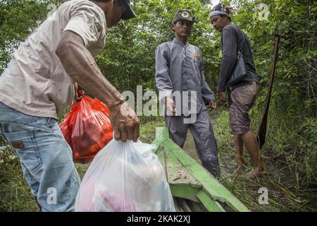 Art und Weise Missions-, Lampung, 18. Dezember 2016: Versorgung mit Lebensmitteln für eine der ERU Waykambas ausgeliefert mit Boot Camp. Elefant reagieren Unit (ERU) ist eine Sub-Organisation unter indonesische Ministerium für Umwelt finanziert Non Government Organization: Asiatische Elefanten unterstützen, Elephant Foundation International Wildlife Without Borders und WTG (Welttierschutz Geselichaft e.V) ohne Unterstützung von der indonesischen Regierung im Jahr 2010 gegründet und befindet sich im Nationalpark Way Kambas-Lampung-Indonesien. Herr NAZARUDDIN Koordinator der ERU führen Hunderte von Mitarbeiter- und Voulenteers im Nationalpark bei t Stockfoto