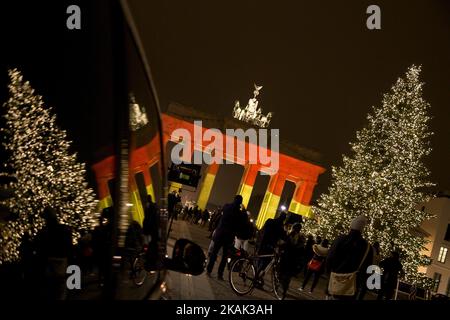 Das Brandenburger Tor ist mit den Farben Rot, Gold und Schwarz der deutschen Flagge zum Gedenken an die Opfer eines Tages nach dem Anschlag in Berlin am 20. Dezember 2016 beleuchtet. Gestern fuhr ein LKW durch einen Weihnachtsmarkt in der Nähe der Kaiser-Wilhelm-Gedächtniskirche und tötete 12 Menschen und verletzte rund 45. (Foto von Emmanuele Contini/NurPhoto) *** Bitte benutzen Sie die Gutschrift aus dem Kreditfeld *** Stockfoto