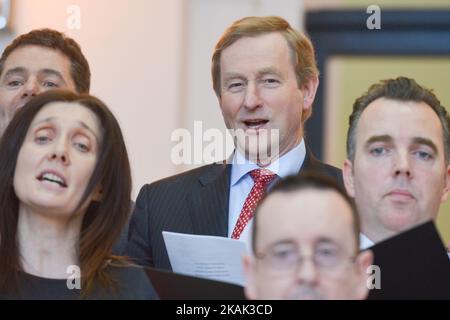 Mitglieder des Chors während ihrer Aufführung als Taoiseach Enda Kenny (im Bild in der Mitte), begleitet den Stabchor des Departements zu einem jährlichen Mittagskonzert mit Weihnachtsliedern in Regierungsgebäuden. Regierungsgebäude, Dublin, Irland. 21 Dezember 2016. Foto von Artur Widak *** Bitte nutzen Sie die Gutschrift aus dem Kreditfeld *** Stockfoto