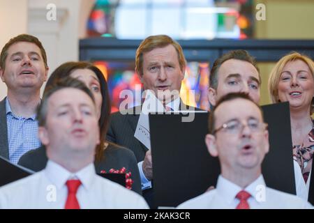 Mitglieder des Chors während ihrer Aufführung als Taoiseach Enda Kenny (Mitte), Ministerin für öffentliche Ausgaben und Reform, Paschal Donohoe (links), und Regierungschef Whip, Regina Doherty (rechts), kommen zum Personalchor des Departements, um ein jährliches Mittagskonzert mit Weihnachtsliedern in Regierungsgebäuden zu feiern. Regierungsgebäude, Dublin, Irland. 21. Dezember 2016. Foto von Artur Widak *** Bitte nutzen Sie die Gutschrift aus dem Kreditfeld *** Stockfoto