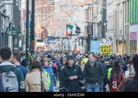 Blick auf die geschäftige Grafton Street in der irischen Hauptstadt. Laut den heute veröffentlichten CSO-Zahlen hat der irische Tourismus ein Rekordjahr durchgemacht: Fast neun Millionen Besuche fanden in den ersten 11 Monaten des Jahres 2016 statt. Bis Ende November waren 8.919.700 Millionen Besuche in Irland zu verzeichnen, was einem Anstieg von 11 % gegenüber dem gleichen Zeitraum im Jahr 2015 entspricht. Am Mittwoch, den 21. Dezember 2016, in Dublin, Irland. Foto von Artur Widak *** Bitte nutzen Sie die Gutschrift aus dem Kreditfeld *** Stockfoto