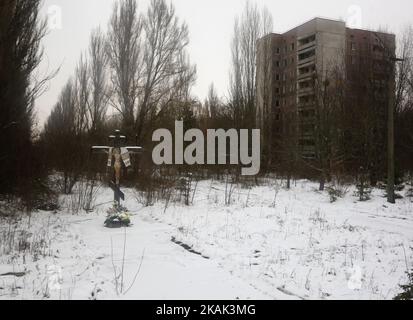 Eine allgemeine Ansicht der verlassenen Stadt Pripyat, in der Nähe des Kernkraftwerks Tschernobyl in Tschernobyl, Ukraine, 22. Dezember 2016. Der neue Schutzraum über den Resten der Kernreaktoreinheit 4 wird den betroffenen vierten Reaktor sichern. Die Hütte ist über 105 Meter hoch und wiegt 36.000 Tonnen. Die Explosion der Einheit 4 des Kernkraftwerks Tschernobyl in den frühen Morgenstunden des 26. April 1986 gilt noch immer als der größte Unfall in der Geschichte der Atomenergie-Erzeugung (Foto: Maxym Marusenko/NurPhoto) *** Bitte benutzen Sie den Credit Field *** Stockfoto