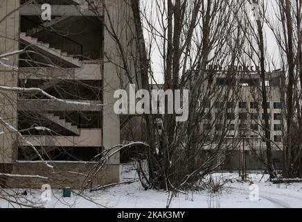 Eine allgemeine Ansicht der verlassenen Stadt Pripyat, in der Nähe des Kernkraftwerks Tschernobyl in Tschernobyl, Ukraine, 22. Dezember 2016. Der neue Schutzraum über den Resten der Kernreaktoreinheit 4 wird den betroffenen vierten Reaktor sichern. Die Hütte ist über 105 Meter hoch und wiegt 36.000 Tonnen. Die Explosion der Einheit 4 des Kernkraftwerks Tschernobyl in den frühen Morgenstunden des 26. April 1986 gilt noch immer als der größte Unfall in der Geschichte der Atomenergie-Erzeugung (Foto: Maxym Marusenko/NurPhoto) *** Bitte benutzen Sie den Credit Field *** Stockfoto