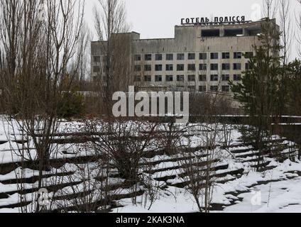 Eine allgemeine Ansicht der verlassenen Stadt Pripyat, in der Nähe des Kernkraftwerks Tschernobyl in Tschernobyl, Ukraine, 22. Dezember 2016. Der neue Schutzraum über den Resten der Kernreaktoreinheit 4 wird den betroffenen vierten Reaktor sichern. Die Hütte ist über 105 Meter hoch und wiegt 36.000 Tonnen. Die Explosion der Einheit 4 des Kernkraftwerks Tschernobyl in den frühen Morgenstunden des 26. April 1986 gilt noch immer als der größte Unfall in der Geschichte der Atomenergie-Erzeugung (Foto: Maxym Marusenko/NurPhoto) *** Bitte benutzen Sie den Credit Field *** Stockfoto