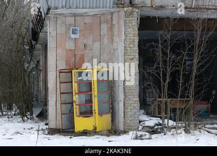 Eine allgemeine Ansicht der verlassenen Stadt Pripyat, in der Nähe des Kernkraftwerks Tschernobyl in Tschernobyl, Ukraine, 22. Dezember 2016. Der neue Schutzraum über den Resten der Kernreaktoreinheit 4 wird den betroffenen vierten Reaktor sichern. Die Hütte ist über 105 Meter hoch und wiegt 36.000 Tonnen. Die Explosion der Einheit 4 des Kernkraftwerks Tschernobyl in den frühen Morgenstunden des 26. April 1986 gilt noch immer als der größte Unfall in der Geschichte der Atomenergie-Erzeugung (Foto: Maxym Marusenko/NurPhoto) *** Bitte benutzen Sie den Credit Field *** Stockfoto