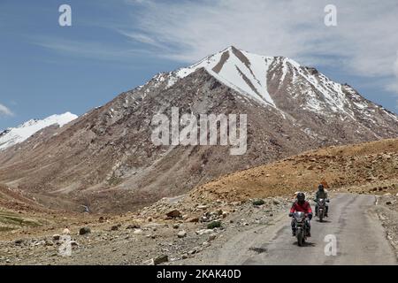 Indische Touristen, die mit dem Motorrad auf einer Straße durch den Himalaya fahren, in Tsoltak, Ladakh, Jammu und Kaschmir, Indien. (Foto by Creative Touch Imaging Ltd./NurPhoto) *** Bitte nutzen Sie die Gutschrift aus dem Kreditfeld *** Stockfoto