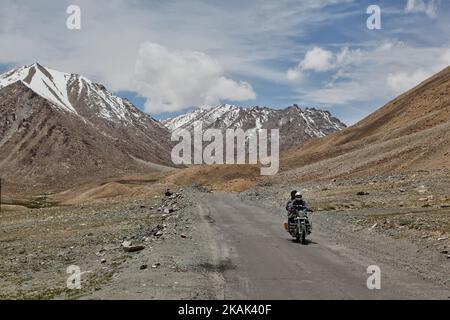 Indische Touristen fahren mit einem Royal Enfield Motorrad auf einer Straße, die durch den Himalaya in Tsoltak, Ladakh, Jammu und Kaschmir, Indien, führt. (Foto by Creative Touch Imaging Ltd./NurPhoto) *** Bitte nutzen Sie die Gutschrift aus dem Kreditfeld *** Stockfoto