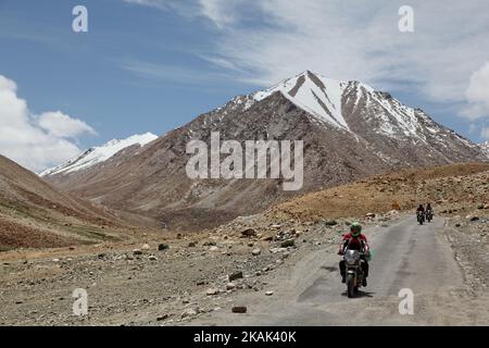 Indische Touristen, die mit dem Motorrad auf einer Straße durch den Himalaya fahren, in Tsoltak, Ladakh, Jammu und Kaschmir, Indien. (Foto by Creative Touch Imaging Ltd./NurPhoto) *** Bitte nutzen Sie die Gutschrift aus dem Kreditfeld *** Stockfoto