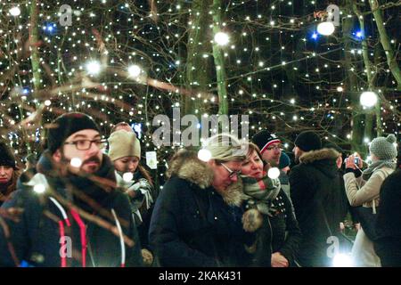 Tausende besuchen am 26. Dezember 2016 den Oliwski Park in Danzig, Polen, um am letzten Weihnachtstag in Polen die Weihnachtsstimmung zu spüren. Der Oliwski Park ist mit über 500,000 Lichtern mit einer Gesamtlänge von 7,5 km beleuchtet. (Foto: Michal Fludra/NurPhoto) *** Bitte benutzen Sie das Credit from Credit Field *** Stockfoto