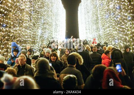 Tausende besuchen am 26. Dezember 2016 den Oliwski Park in Danzig, Polen, um am letzten Weihnachtstag in Polen die Weihnachtsstimmung zu spüren. Der Oliwski Park ist mit über 500,000 Lichtern mit einer Gesamtlänge von 7,5 km beleuchtet. (Foto: Michal Fludra/NurPhoto) *** Bitte benutzen Sie das Credit from Credit Field *** Stockfoto