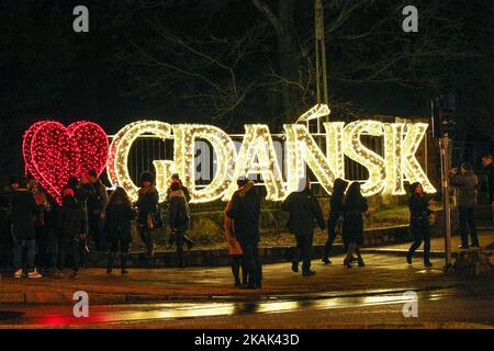 Die Leute machen Fotos vor dem beleuchteten Schild von I love Danzig. Tausende besuchen am 26. Dezember 2016 den Oliwski Park in Danzig, Polen, um am letzten Weihnachtstag in Polen die Weihnachtsstimmung zu spüren. Der Oliwski Park ist mit über 500,000 Lichtern mit einer Gesamtlänge von 7,5 km beleuchtet. (Foto: Michal Fludra/NurPhoto) *** Bitte benutzen Sie das Credit from Credit Field *** Stockfoto