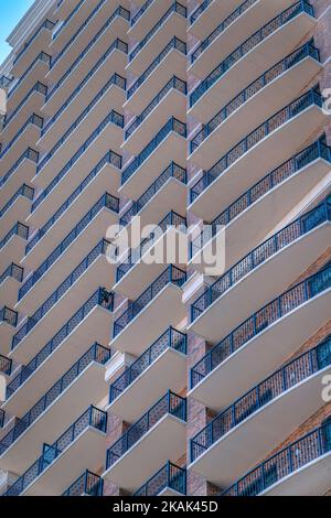 Fassade der modernen Wohnung in der Innenstadt von Austin Texas mit geräumigen Balkonen. Moderne Wohneinheiten in der Stadt Wohngebiet mit Gebäude außen Stockfoto