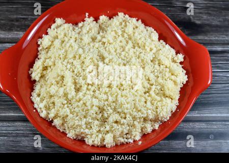 Arabisches Gericht aus kleinen, gedämpften Granulaten aus gerolltem Hartweizengrieß namens Koskosi, Couscous, Kusksi oder Kseksu, beliebt in Marokko, Algerien, Stockfoto