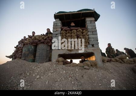 (10/17/2016) Peschmerga-Kämpfer beobachten den Angriff ihrer Komeraden, die das Dorf Kaberli in der Nähe der Stadt Qara Qosh angreifen (Foto: Sebastian Backhaus/NurPhoto) *** Bitte nutzen Sie die Gutschrift aus dem Kreditfeld *** Stockfoto