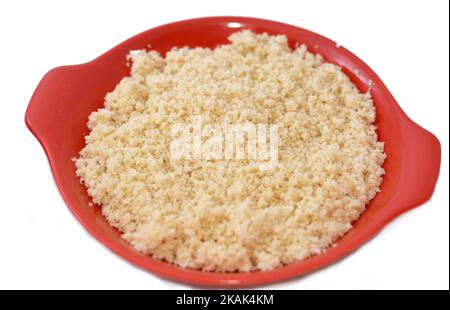 Arabisches Gericht aus kleinen, gedämpften Granulaten aus gerolltem Hartweizengrieß namens Koskosi, Couscous, Kusksi oder Kseksu, beliebt in Marokko, Algerien, Stockfoto