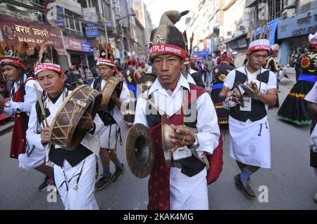 Nepalesische Gurung-Menschen spielen traditionelles Instrument während der Feier von Tamu Lhosar oder Losar in Kathmandu, Nepal, am Freitag, 30. Dezember 2016. Die Menschen der Gurung-Gemeinschaft feiern in diesem Jahr Tamu Lhosar oder Losar als neues Jahr des Vogels. (Foto von Narayan Maharjan/NurPhoto) *** Bitte nutzen Sie die Gutschrift aus dem Kreditfeld *** Stockfoto