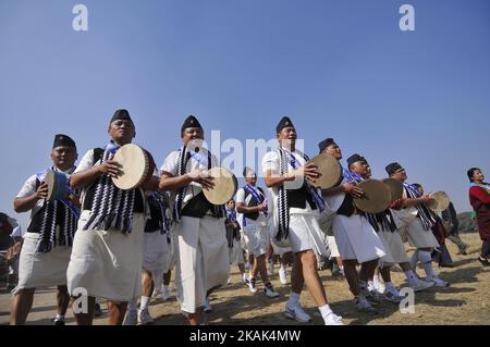 Nepalesische Gurung-Menschen spielen traditionelles Instrument während der Feier von Tamu Lhosar oder Losar in Kathmandu, Nepal, am Freitag, 30. Dezember 2016. Die Menschen der Gurung-Gemeinschaft feiern in diesem Jahr Tamu Lhosar oder Losar als neues Jahr des Vogels. (Foto von Narayan Maharjan/NurPhoto) *** Bitte nutzen Sie die Gutschrift aus dem Kreditfeld *** Stockfoto