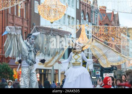 Mitglieder des Dublin Circus Project treten am Neujahrstag in Form von Engeln auf der Dubliner Grafton Street als Teil des Neujahrsfestivals am Sonntag, 1. Januar 2017, in Dublin, Irland, auf. (Foto von Artur Widak/NurPhoto) *** Bitte nutzen Sie die Gutschrift aus dem Kreditfeld *** Stockfoto