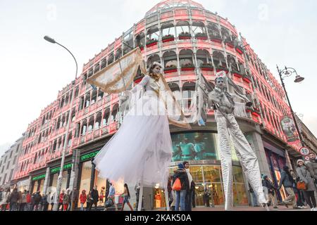 Mitglieder des Dublin Circus Project treten am Neujahrstag in Form von Engeln auf der Dubliner Grafton Street als Teil des Neujahrsfestivals am Sonntag, 1. Januar 2017, in Dublin, Irland, auf. (Foto von Artur Widak/NurPhoto) *** Bitte nutzen Sie die Gutschrift aus dem Kreditfeld *** Stockfoto