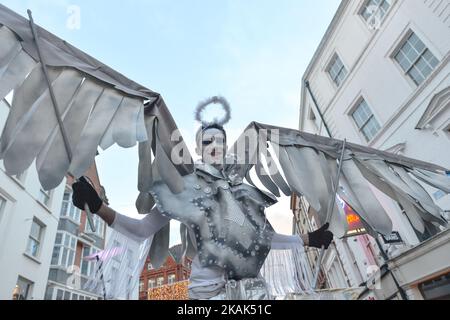 Mitglieder des Dublin Circus Project, die als Engel verkleidet sind, treten am Neujahrstag in Dublins Grafton Street als Teil des Neujahrsfestivals auf. Am Sonntag, den 1. Januar 2017, in Dublin, Irland. Foto von Artur Widak *** Bitte nutzen Sie die Gutschrift aus dem Kreditfeld *** Stockfoto