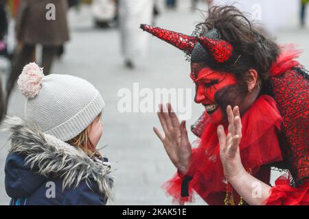 Mitglieder des Dublin Circus Project, die als Engel verkleidet sind, treten am Neujahrstag in Dublins Grafton Street als Teil des Neujahrsfestivals auf. Am Sonntag, den 1. Januar 2017, in Dublin, Irland. Foto von Artur Widak *** Bitte nutzen Sie die Gutschrift aus dem Kreditfeld *** Stockfoto