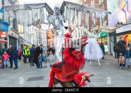 Mitglieder des Dublin Circus Project, die als Engel verkleidet sind, treten am Neujahrstag in Dublins Grafton Street als Teil des Neujahrsfestivals auf. Am Sonntag, den 1. Januar 2017, in Dublin, Irland. Foto von Artur Widak *** Bitte nutzen Sie die Gutschrift aus dem Kreditfeld *** Stockfoto