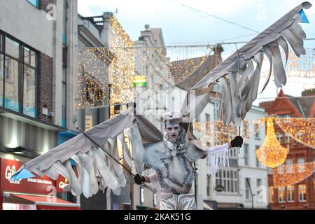 Mitglieder des Dublin Circus Project, die als Engel verkleidet sind, treten am Neujahrstag in Dublins Grafton Street als Teil des Neujahrsfestivals auf. Am Sonntag, den 1. Januar 2017, in Dublin, Irland. Foto von Artur Widak *** Bitte nutzen Sie die Gutschrift aus dem Kreditfeld *** Stockfoto