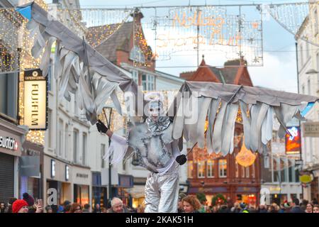 Mitglieder des Dublin Circus Project, die als Engel verkleidet sind, treten am Neujahrstag in Dublins Grafton Street als Teil des Neujahrsfestivals auf. Am Sonntag, den 1. Januar 2017, in Dublin, Irland. Foto von Artur Widak *** Bitte nutzen Sie die Gutschrift aus dem Kreditfeld *** Stockfoto