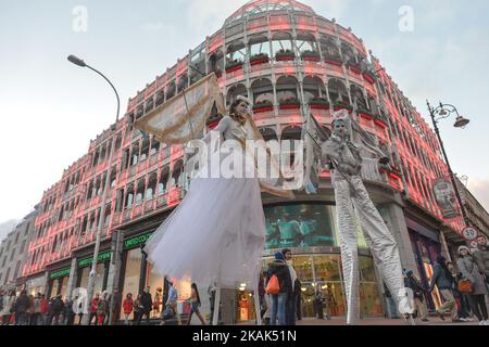 Mitglieder des Dublin Circus Project, die als Engel verkleidet sind, treten am Neujahrstag in Dublins Grafton Street als Teil des Neujahrsfestivals auf. Am Sonntag, den 1. Januar 2017, in Dublin, Irland. Foto von Artur Widak *** Bitte nutzen Sie die Gutschrift aus dem Kreditfeld *** Stockfoto