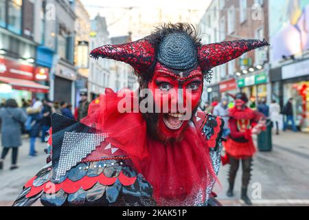 Mitglieder des Dublin Circus Project, die als Engel verkleidet sind, treten am Neujahrstag in Dublins Grafton Street als Teil des Neujahrsfestivals auf. Am Sonntag, den 1. Januar 2017, in Dublin, Irland. Foto von Artur Widak *** Bitte nutzen Sie die Gutschrift aus dem Kreditfeld *** Stockfoto