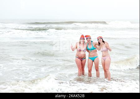 Zehntausende von Teilnehmern tauchen jedes Jahr beim größten Tauchgang der Niederlande am Strand von Scheveningen in Den Haag am 1. Januar 2017 in das kalte Nordseewasser ein. Diese Tradition begann 1960, als ein Schwimmverein beschloss, das Jahr frisch mit einem Sprung ins Meer zu beginnen. Der neue yearâ-Tauchgang erhielt nationale Aufmerksamkeit, nachdem eine große Suppenmarke beschlossen hatte, ihn zu sponsern. Von diesem Moment an hat sich die Zahl der Teilnehmer und Standorte jedes Jahr erhöht. (Foto von Romy Arroyo Fernandez/NurPhoto) *** Bitte nutzen Sie die Gutschrift aus dem Kreditfeld *** Stockfoto