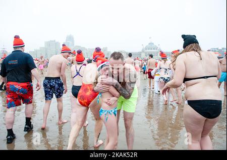 Zehntausende von Teilnehmern tauchen jedes Jahr beim größten Tauchgang der Niederlande am Strand von Scheveningen in Den Haag am 1. Januar 2017 in das kalte Nordseewasser ein. Diese Tradition begann 1960, als ein Schwimmverein beschloss, das Jahr frisch mit einem Sprung ins Meer zu beginnen. Der neue yearâ-Tauchgang erhielt nationale Aufmerksamkeit, nachdem eine große Suppenmarke beschlossen hatte, ihn zu sponsern. Von diesem Moment an hat sich die Zahl der Teilnehmer und Standorte jedes Jahr erhöht. (Foto von Romy Arroyo Fernandez/NurPhoto) *** Bitte nutzen Sie die Gutschrift aus dem Kreditfeld *** Stockfoto