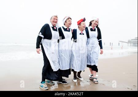 Zehntausende von Teilnehmern tauchen jedes Jahr beim größten Tauchgang der Niederlande am Strand von Scheveningen in Den Haag am 1. Januar 2017 in das kalte Nordseewasser ein. Diese Tradition begann 1960, als ein Schwimmverein beschloss, das Jahr frisch mit einem Sprung ins Meer zu beginnen. Der neue yearâ-Tauchgang erhielt nationale Aufmerksamkeit, nachdem eine große Suppenmarke beschlossen hatte, ihn zu sponsern. Von diesem Moment an hat sich die Zahl der Teilnehmer und Standorte jedes Jahr erhöht. (Foto von Romy Arroyo Fernandez/NurPhoto) *** Bitte nutzen Sie die Gutschrift aus dem Kreditfeld *** Stockfoto