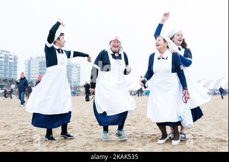 Zehntausende von Teilnehmern tauchen jedes Jahr beim größten Tauchgang der Niederlande am Strand von Scheveningen in Den Haag am 1. Januar 2017 in das kalte Nordseewasser ein. Diese Tradition begann 1960, als ein Schwimmverein beschloss, das Jahr frisch mit einem Sprung ins Meer zu beginnen. Der neue yearâ-Tauchgang erhielt nationale Aufmerksamkeit, nachdem eine große Suppenmarke beschlossen hatte, ihn zu sponsern. Von diesem Moment an hat sich die Zahl der Teilnehmer und Standorte jedes Jahr erhöht. (Foto von Romy Arroyo Fernandez/NurPhoto) *** Bitte nutzen Sie die Gutschrift aus dem Kreditfeld *** Stockfoto