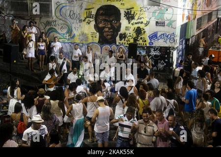 Samba ist Teil der Carioca-Kultur und eine der traditionellsten Städte von Samba-Kreisen findet in Pedra do Sal statt, wo es in der Vergangenheit einen Sklavenmarkt gab. Es war auch ein Punkt, an dem die Stevedores, die Salz aus den Booten brachten, in der Nähe ankerten. An Ort und Stelle versammelten sich große Musiker von Samba, die in die Geschichte der brasilianischen Musik, wie Pixinguinha, Heitor dos Prazeres, Donga und JoÃ£o da Baiana. Derzeit ist der Ort ein wichtiger touristischer Ort in der Hafenregion Rio und auch ein Punkt des kulturellen Widerstands, wo die afro-brasilianische Kultur den Einheimischen und tou präsentiert wird Stockfoto