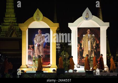 Ein großes Bild Thailands neuer König Maha Vajiralongkorn Bodindradebayavarangkun und der verstorbene König Bhumibol Adulyadej während des Countdowns am 31. Dezember 2016 in Sanam Luang vor dem Großen PalastBangkok, Thailand 2016. (Foto von Anusak Laowias/NurPhoto) *** Bitte nutzen Sie die Gutschrift aus dem Kreditfeld *** Stockfoto