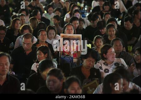 Die Gebete des thailändischen Volkes halten ein Bild hoch Thailands neuer König Maha Vajiralongkorn Bodindradebayavarangkun und der verstorbene König Bhumibol Adulyadej während des Neujahrsabos 2016 in Sanam Luang vor dem Großen Palast Bangkok, Thailand, am 31. Dezember 2016. (Foto von Anusak Laowias/NurPhoto) *** Bitte nutzen Sie die Gutschrift aus dem Kreditfeld *** Stockfoto