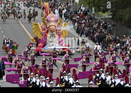 Die Teilnehmer marschieren auf dem Colorado Blvd. Während der jährlichen Rose Parade 128. in Pasadena, Kalifornien, am 2. Januar 2017. Die Parade wird weltweit ausgestrahlt und umfasst mit Blumen geschmückte Festwagen, Reitereinheiten und Marschkapellen. (Foto von Ronen Tivony/NurPhoto) *** Bitte benutzen Sie die Gutschrift aus dem Kreditfeld *** Stockfoto