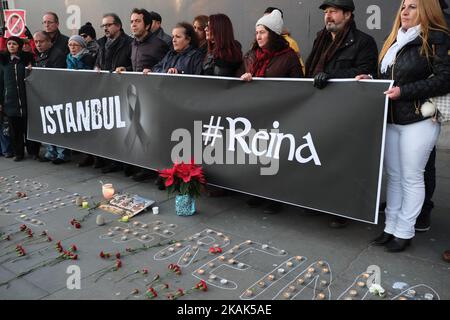 Mitglieder der türkischen Gemeinschaft in London halten am 2. Januar 2016 eine Kerzenlichtmahnwache vor der Nationalgalerie in London, Großbritannien, für die Toten des Silvesterangriffs auf den Reina Nachtclub in Istanbul ab. (Foto von Jay Shaw Baker/NurPhoto) *** Bitte nutzen Sie die Gutschrift aus dem Kreditfeld *** Stockfoto