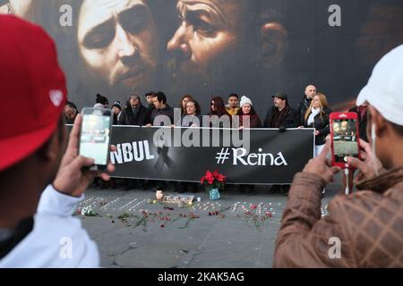 Mitglieder der türkischen Gemeinschaft in London halten am 2. Januar 2016 eine Kerzenlichtmahnwache vor der Nationalgalerie in London, Großbritannien, für die Toten des Silvesterangriffs auf den Reina Nachtclub in Istanbul ab. (Foto von Jay Shaw Baker/NurPhoto) *** Bitte nutzen Sie die Gutschrift aus dem Kreditfeld *** Stockfoto