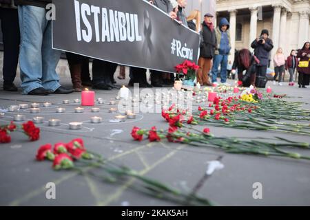 Mitglieder der türkischen Gemeinschaft in London halten am 2. Januar 2016 eine Kerzenlichtmahnwache vor der Nationalgalerie in London, Großbritannien, für die Toten des Silvesterangriffs auf den Reina Nachtclub in Istanbul ab. (Foto von Jay Shaw Baker/NurPhoto) *** Bitte nutzen Sie die Gutschrift aus dem Kreditfeld *** Stockfoto