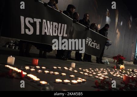 Mitglieder der türkischen Gemeinschaft in London halten am 2. Januar 2016 eine Kerzenlichtmahnwache vor der Nationalgalerie in London, Großbritannien, für die Toten des Silvesterangriffs auf den Reina Nachtclub in Istanbul ab. (Foto von Jay Shaw Baker/NurPhoto) *** Bitte nutzen Sie die Gutschrift aus dem Kreditfeld *** Stockfoto