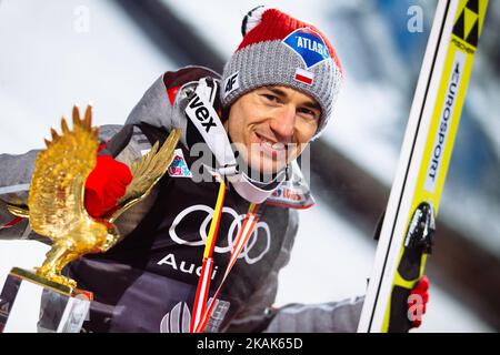 Kamil Stoch aus Polen feiert am 2. Tag der Skisprungveranstaltung des Vierschanzenturniers 65. in der Paul-Ausserleitner-Schanze am 6. Januar 2017 in Bischofshofen, Österreich, den Sieg nach der Finalrunde. (Foto von Damjan Zibert/NurPhoto) *** Bitte nutzen Sie die Gutschrift aus dem Kreditfeld *** Stockfoto