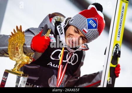 Kamil Stoch aus Polen feiert am 2. Tag der Skisprungveranstaltung des Vierschanzenturniers 65. in der Paul-Ausserleitner-Schanze am 6. Januar 2017 in Bischofshofen, Österreich, den Sieg nach der Finalrunde. (Foto von Damjan Zibert/NurPhoto) *** Bitte nutzen Sie die Gutschrift aus dem Kreditfeld *** Stockfoto