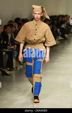 Ein Model geht auf der Xander Zhou Herbst Winter 2017 Fashion Show während der London Menswear Fashion Week am 6. Januar 2017 in London, Großbritannien, auf den Laufsteg. (Foto von Karyn Louise/NurPhoto) *** Bitte nutzen Sie die Gutschrift aus dem Kreditfeld *** Stockfoto