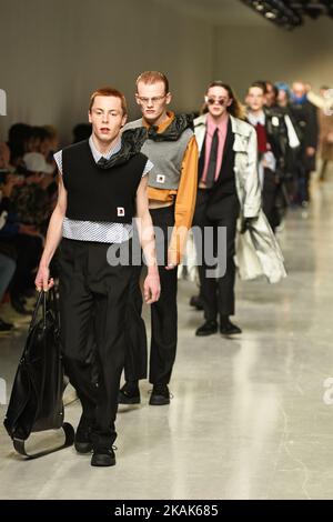 Models laufen auf der Xander Zhou Herbst Winter 2017 Fashion Show während der London Menswear Fashion Week am 6. Januar 2017 in London, Großbritannien. (Foto von Karyn Louise/NurPhoto) *** Bitte nutzen Sie die Gutschrift aus dem Kreditfeld *** Stockfoto