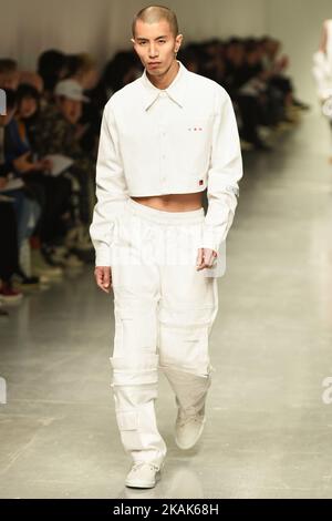 Ein Model geht auf der Xander Zhou Herbst Winter 2017 Fashion Show während der London Menswear Fashion Week am 6. Januar 2017 in London, Großbritannien, auf den Laufsteg. (Foto von Karyn Louise/NurPhoto) *** Bitte nutzen Sie die Gutschrift aus dem Kreditfeld *** Stockfoto